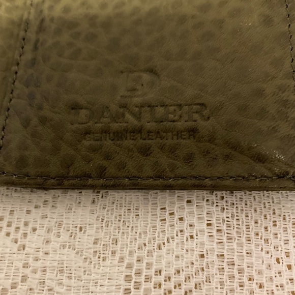 Danier genuine leather wallet green leather with buckle snap - Picture 4 of 9